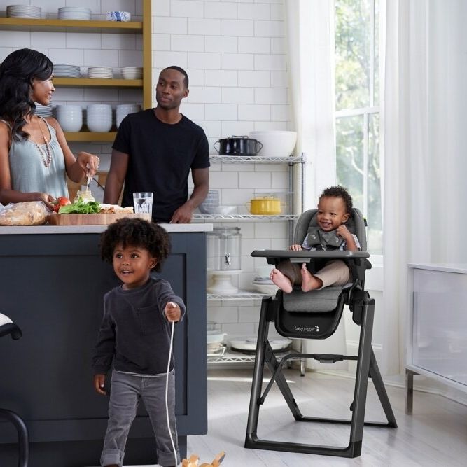 Family with toddler sitting in Baby Jogger City Bistro High Chair