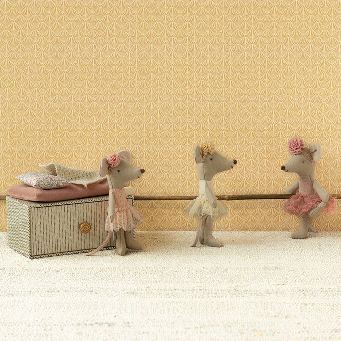 Maileg Little Sister Dance Mouse in Daybed - Light Pink