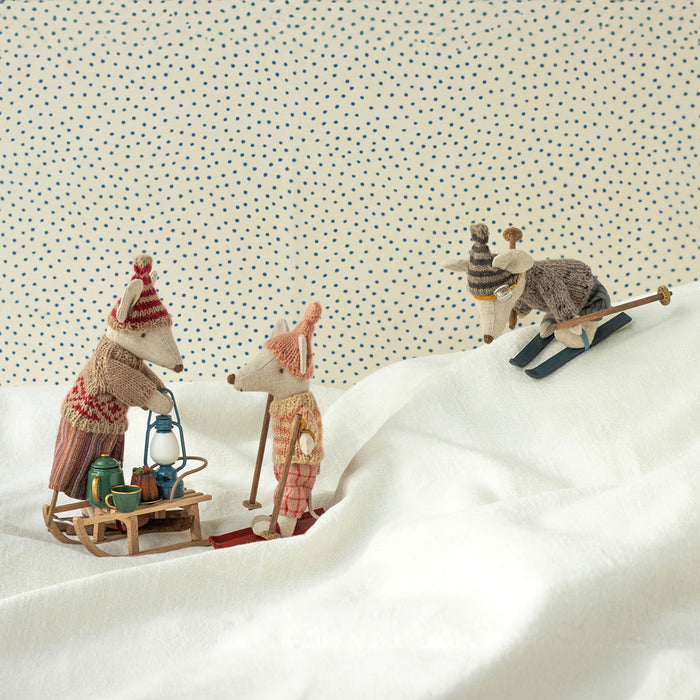 Mice family skiing while using Maileg Mouse Christmas Tea Party - Dark Green