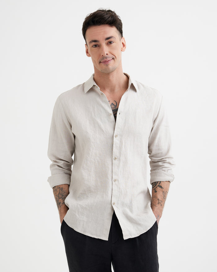 MagicLinen Natural flax CHICAGO linen shirt, fitted silhouette with hip-length coverage modelBoxOn