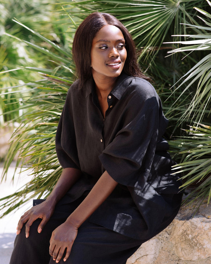 Short-sleeved linen top CABRERA in Black - MagicLinen