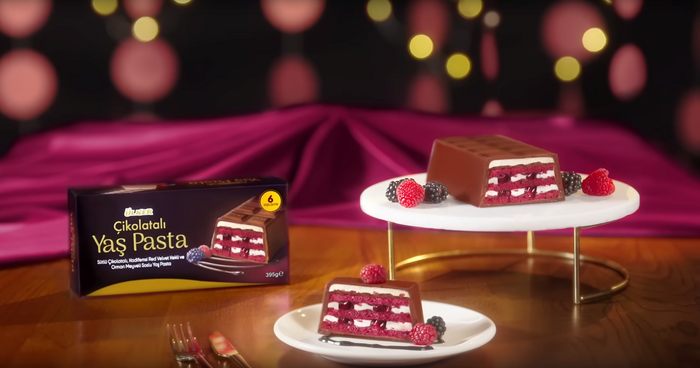 Ulker Milk Chocolate Cake with Velvety Red Velvet Base and Forest Berry Sauce – 13.9 oz (395 G)